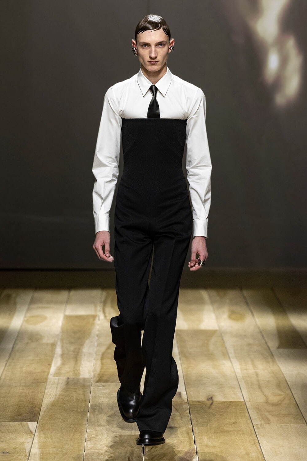 アレキサンダー・マックイーン(Alexander McQueen) 2023-24年秋冬