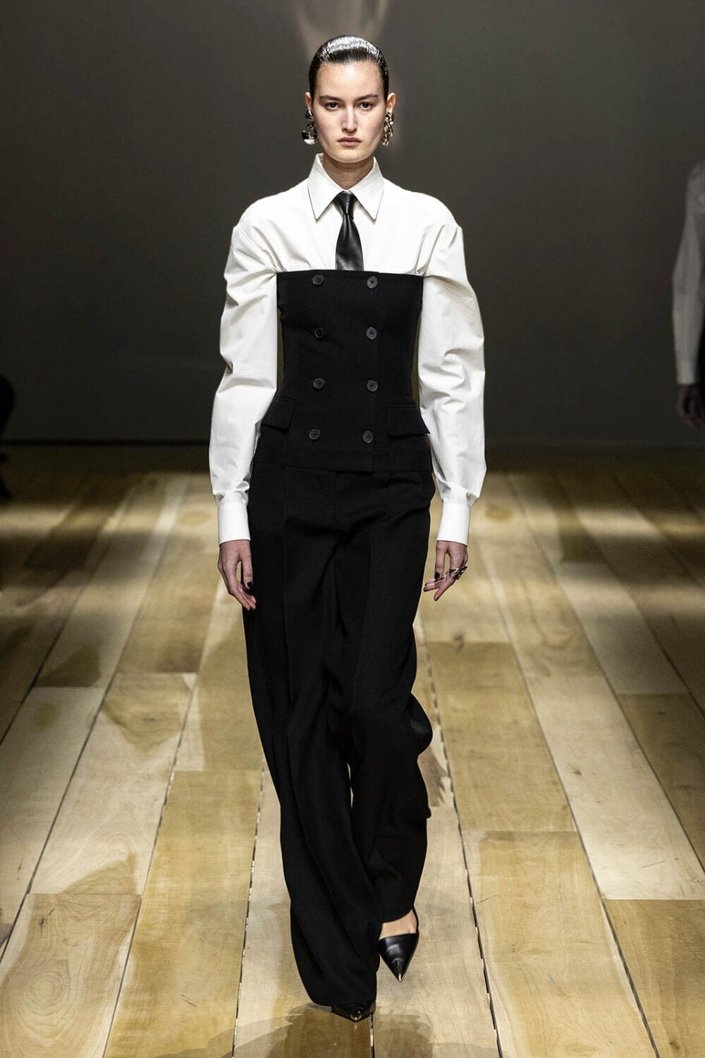アレキサンダー・マックイーン(Alexander McQueen) 2023-24年秋冬
