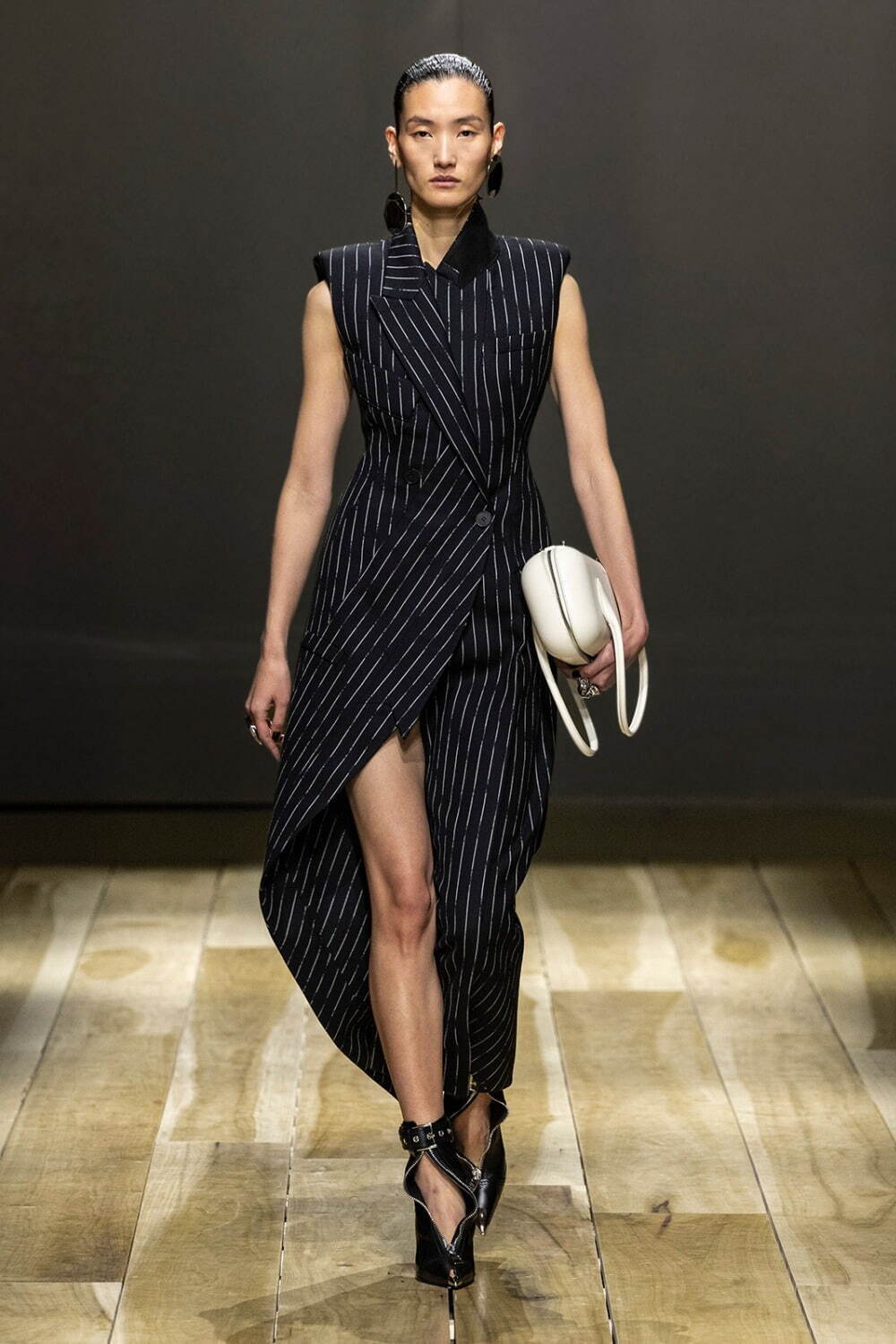 アレキサンダー・マックイーン(Alexander McQueen) 2023-24年秋冬