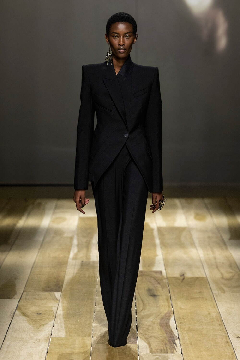 アレキサンダー・マックイーン(Alexander McQueen) 2023-24年秋冬