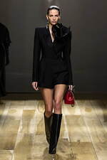 アレキサンダー・マックイーン 2023年秋冬ウィメンズコレクション - 解剖学で覆す衣服の既成概念｜写真20