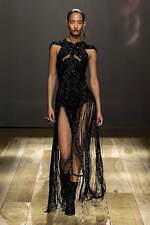 アレキサンダー・マックイーン 2023年秋冬ウィメンズコレクション - 解剖学で覆す衣服の既成概念｜写真30