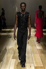 アレキサンダー・マックイーン 2023年秋冬ウィメンズコレクション - 解剖学で覆す衣服の既成概念｜写真32