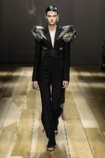 アレキサンダー・マックイーン 2023年秋冬ウィメンズコレクション - 解剖学で覆す衣服の既成概念｜写真45