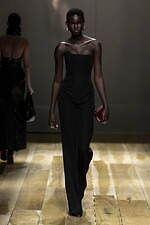 アレキサンダー・マックイーン 2023年秋冬ウィメンズコレクション - 解剖学で覆す衣服の既成概念｜写真49