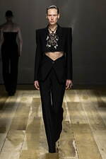 アレキサンダー・マックイーン 2023年秋冬ウィメンズコレクション - 解剖学で覆す衣服の既成概念｜写真54