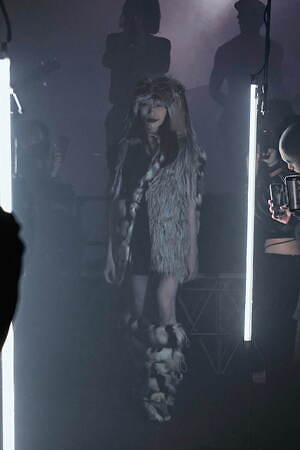 イクミ(IKUMI) 2022-23年秋冬ウィメンズ&メンズコレクション シルエット - 写真1