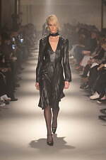 ヌメロ ヴェントゥーノ 2023-24年秋冬コレクション - フェミニティの常套句｜写真4