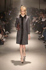 ヌメロ ヴェントゥーノ 2023-24年秋冬コレクション - フェミニティの常套句｜写真8