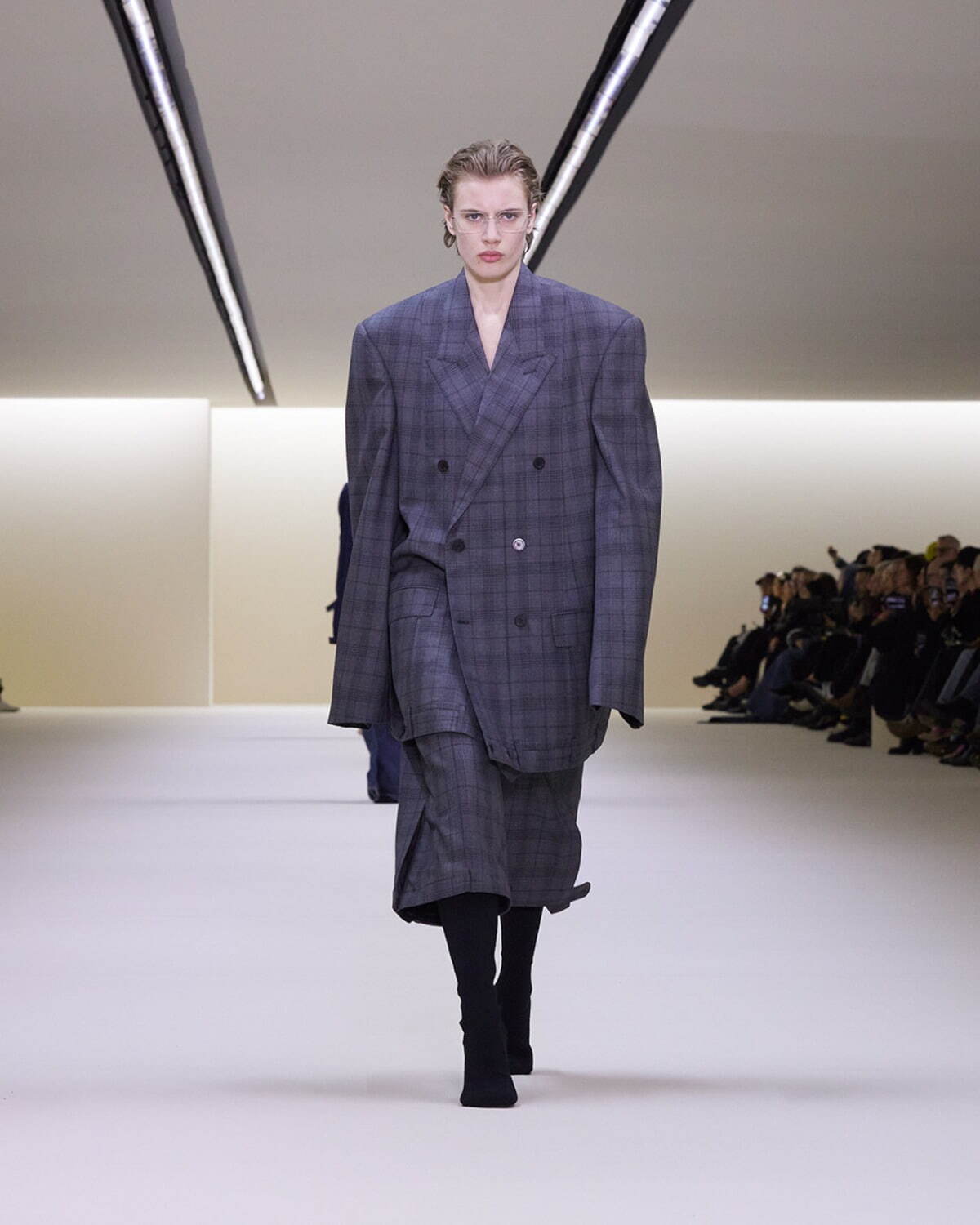 バレンシアガ 2023年冬コレクション、ファッションの本質へ回帰