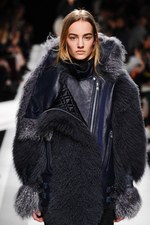 sacai 2014-15年秋冬コレクション - ボリューム感で魅せる冬のハイブリッドスタイル｜写真2