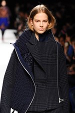 sacai 2014-15年秋冬コレクション - ボリューム感で魅せる冬のハイブリッドスタイル｜写真10