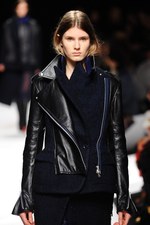 sacai 2014-15年秋冬コレクション - ボリューム感で魅せる冬のハイブリッドスタイル｜写真24