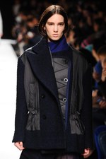 sacai 2014-15年秋冬コレクション - ボリューム感で魅せる冬のハイブリッドスタイル｜写真27