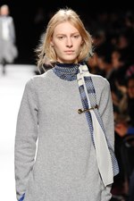 sacai 2014-15年秋冬コレクション - ボリューム感で魅せる冬のハイブリッドスタイル｜写真45
