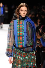 sacai 2014-15年秋冬コレクション - ボリューム感で魅せる冬のハイブリッドスタイル｜写真59