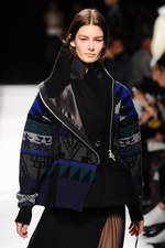 sacai 2014-15年秋冬コレクション - ボリューム感で魅せる冬のハイブリッドスタイル｜写真68