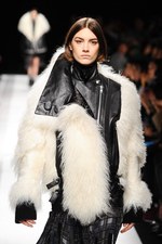 sacai 2014-15年秋冬コレクション - ボリューム感で魅せる冬のハイブリッドスタイル｜写真72
