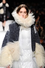 sacai 2014-15年秋冬コレクション - ボリューム感で魅せる冬のハイブリッドスタイル｜写真77