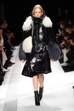 sacai 2014-15年秋冬コレクション - ボリューム感で魅せる冬のハイブリッドスタイル｜写真79