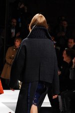 sacai 2014-15年秋冬コレクション - ボリューム感で魅せる冬のハイブリッドスタイル｜写真83