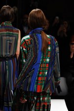 sacai 2014-15年秋冬コレクション - ボリューム感で魅せる冬のハイブリッドスタイル｜写真90