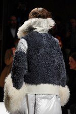 sacai 2014-15年秋冬コレクション - ボリューム感で魅せる冬のハイブリッドスタイル｜写真93
