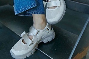 ローズ バッド×シャカの“スニーカー”サンダル、ラウンドトゥの上品ベージュカラーで