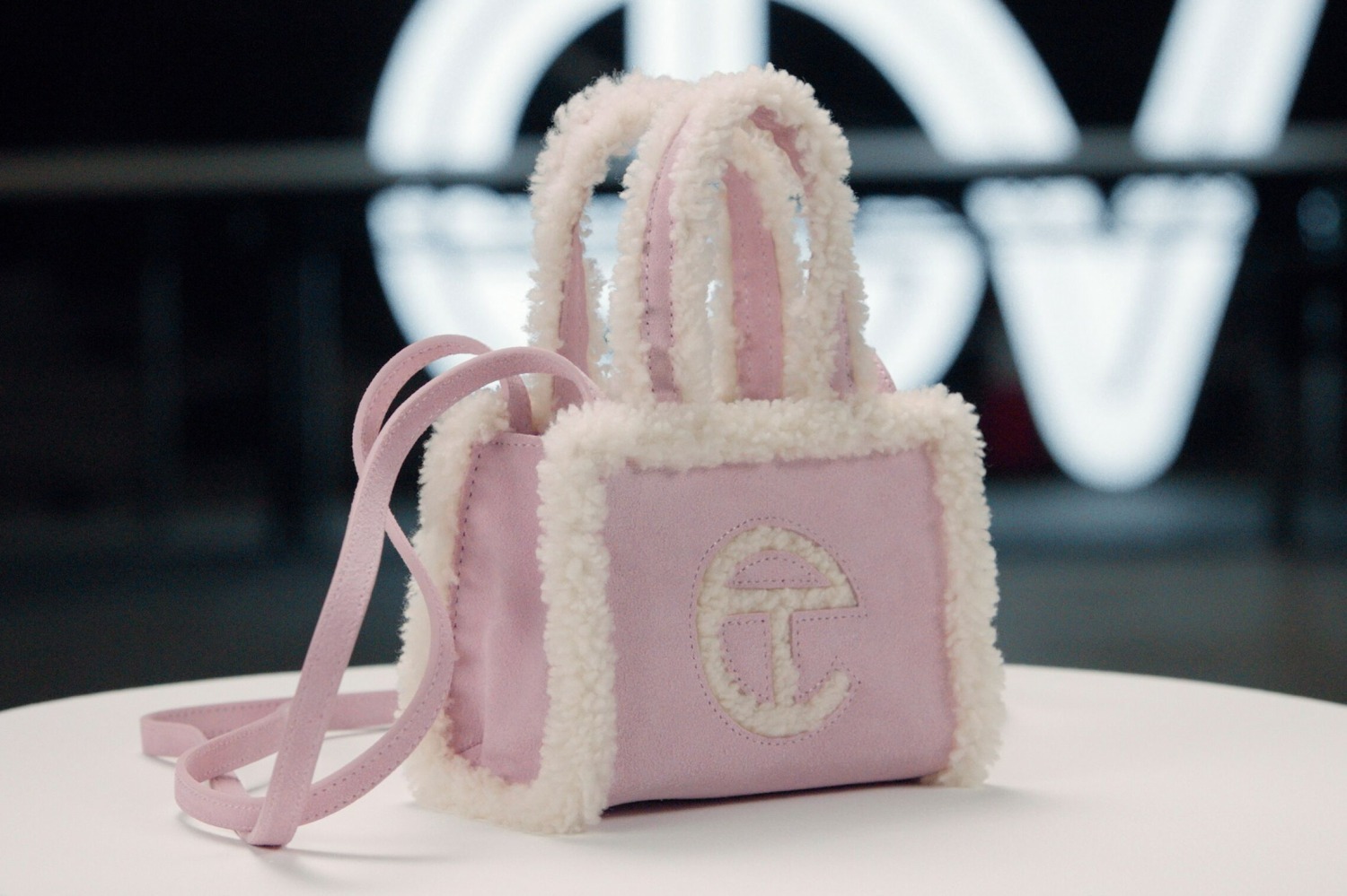 【新品未使用】UGG ショルダーバッグ ピンク ファー UGG - UGG ピンクファーショルダーバッグの通販 by ひい's shop