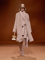 エルメス 2023-24年秋冬ウィメンズコレクション - 神秘の森、温かさに包まれて｜写真27