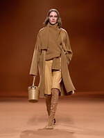 エルメス 2023-24年秋冬ウィメンズコレクション - 神秘の森、温かさに包まれて｜写真30