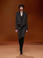 エルメス 2023-24年秋冬ウィメンズコレクション - 神秘の森、温かさに包まれて｜写真48