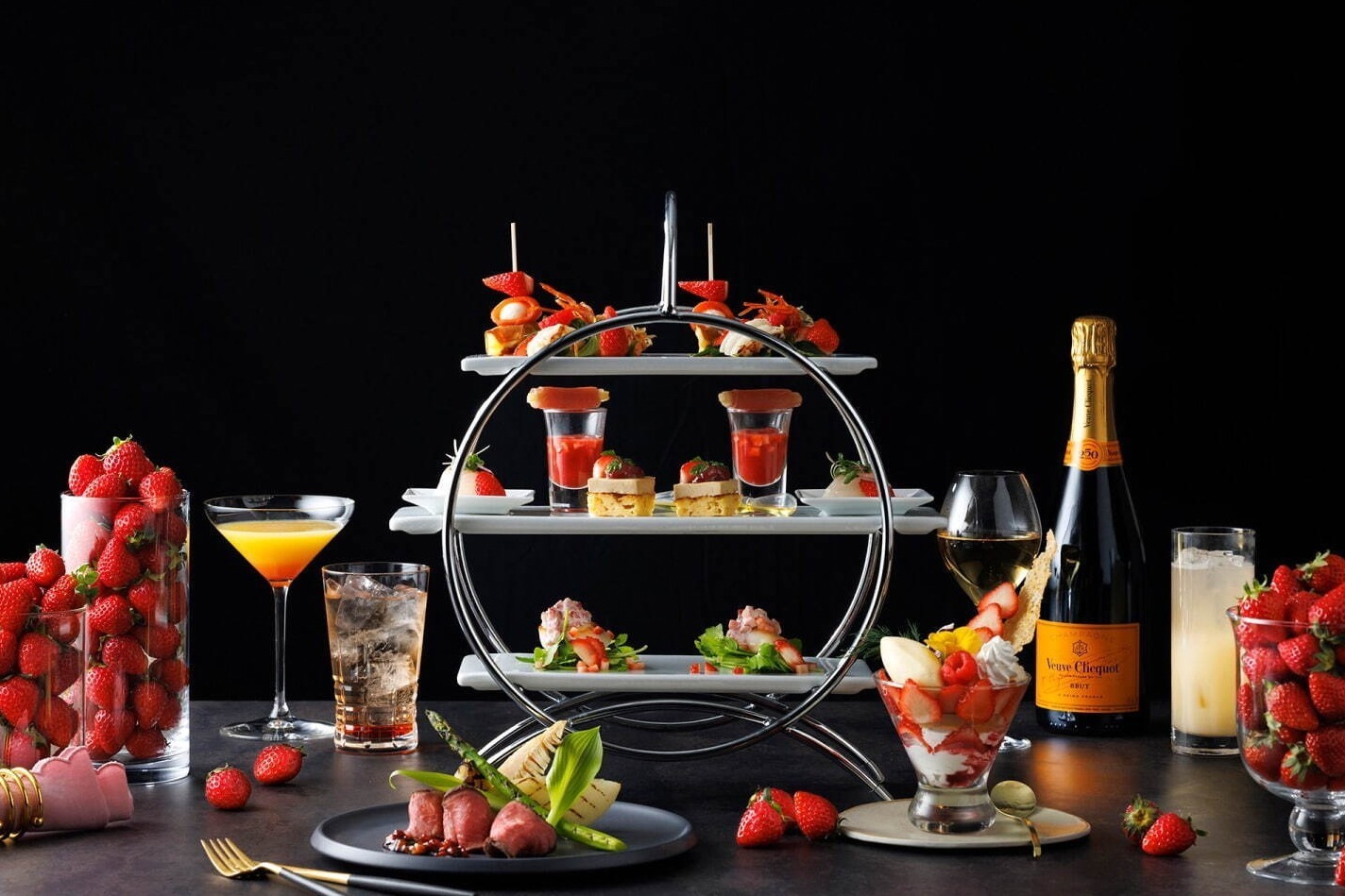 “いちごたっぷり”のイブニングハイティーが大阪で、贅沢苺パフェをシャンパンと共に