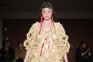 シモーネ ロシャ2023-24年秋冬コレクション、故郷・アイルランドの大切な儀式