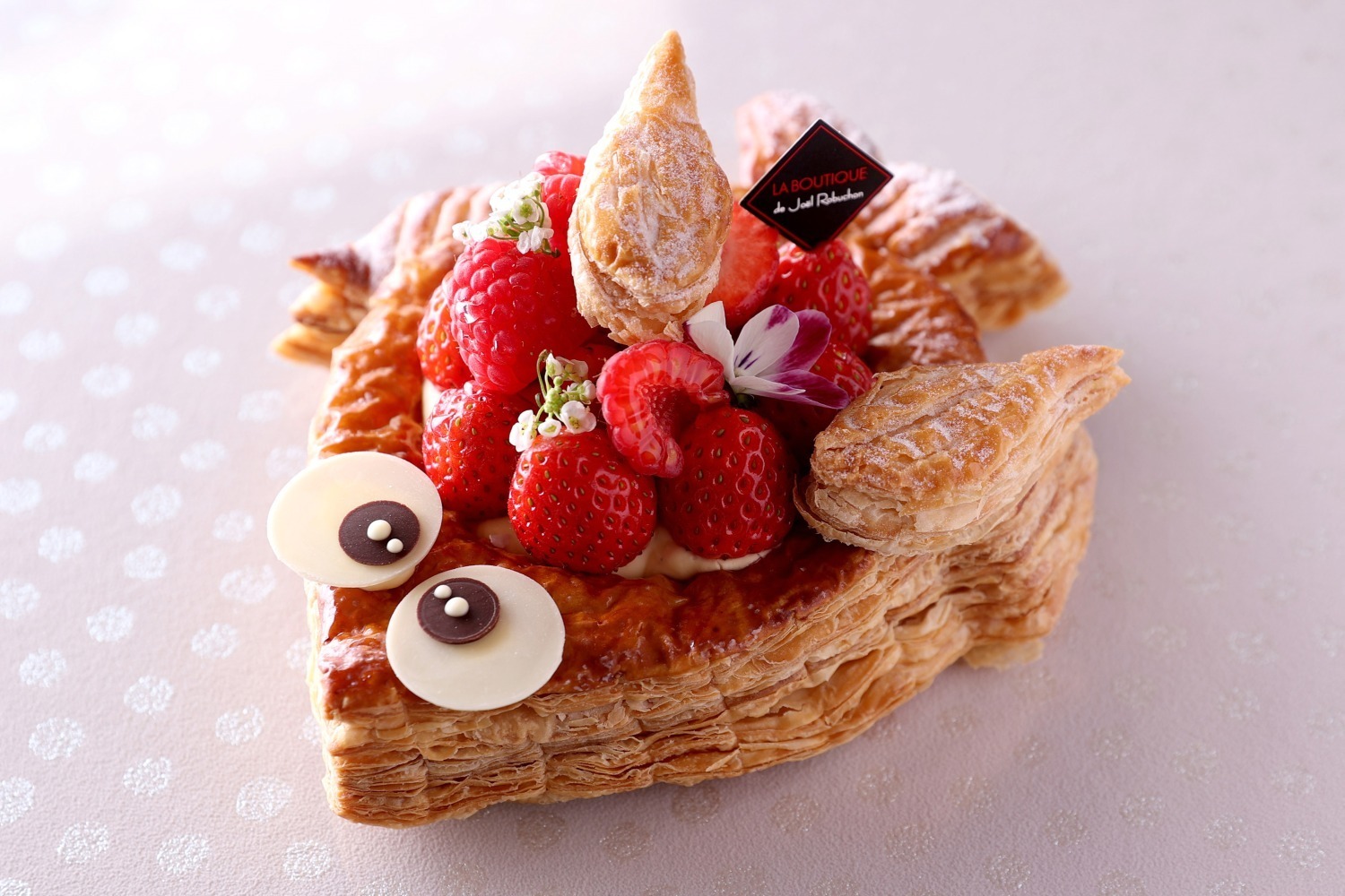 ジョエル・ロブション“魚型”エイプリルフール限定パイ、苺＆フランボワーズをトッピング