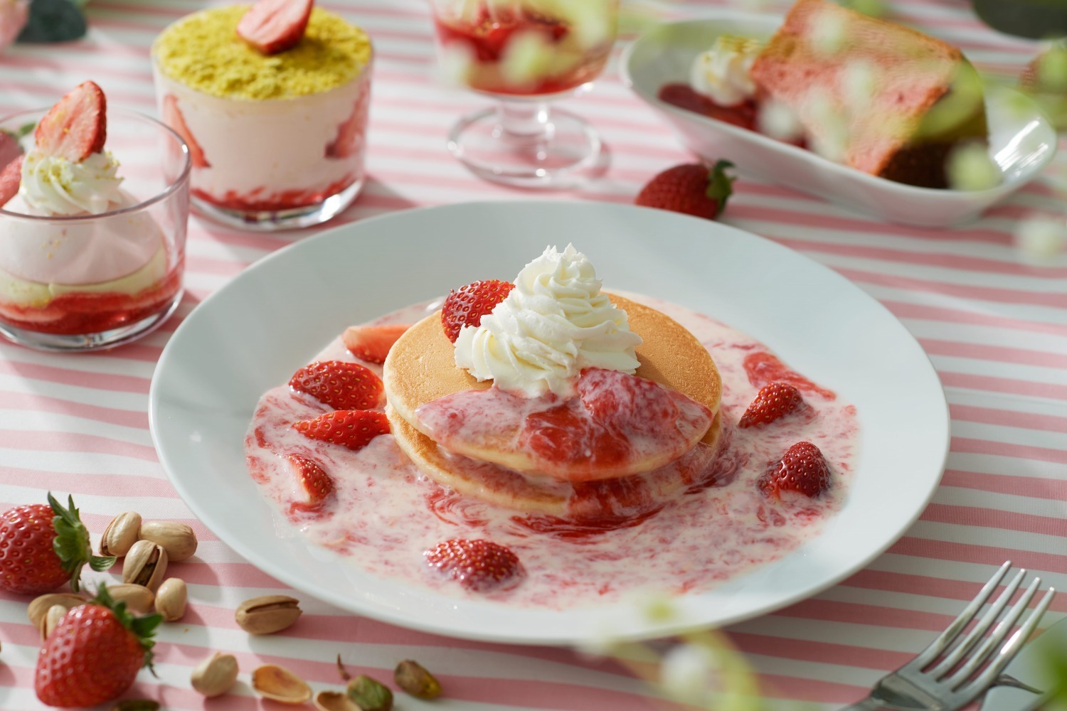 シフォンケーキ｜イケア「ベリー ストロベリー フェア」果肉たっぷり“いちごみるく”ソースのパンケーキなど