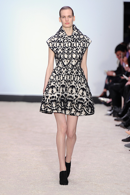 ジャンバティスタ ヴァリ(GiAMBATTiSTA VALLi) 2014-15年秋冬ウィメンズコレクション  - 写真4