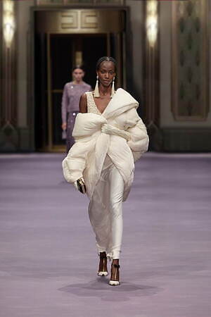 エリザベッタ フランキ(ELISABETTA FRANCHI) 2023-24年秋冬ウィメンズコレクション  - 写真10