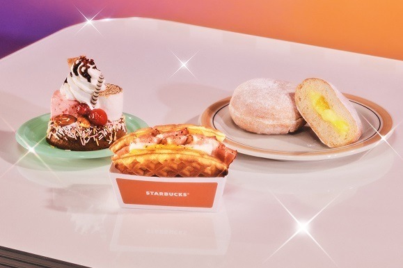 左から)
「ミックスパフェケーキ」持ち帰り 579円、店内利用 590円
「ワッフルサンド ベーコンエッグチーズ」持ち帰り 555円、店内利用 565円
「マラサダ カスタードクリーム」持ち帰り 285円、店内利用 290円