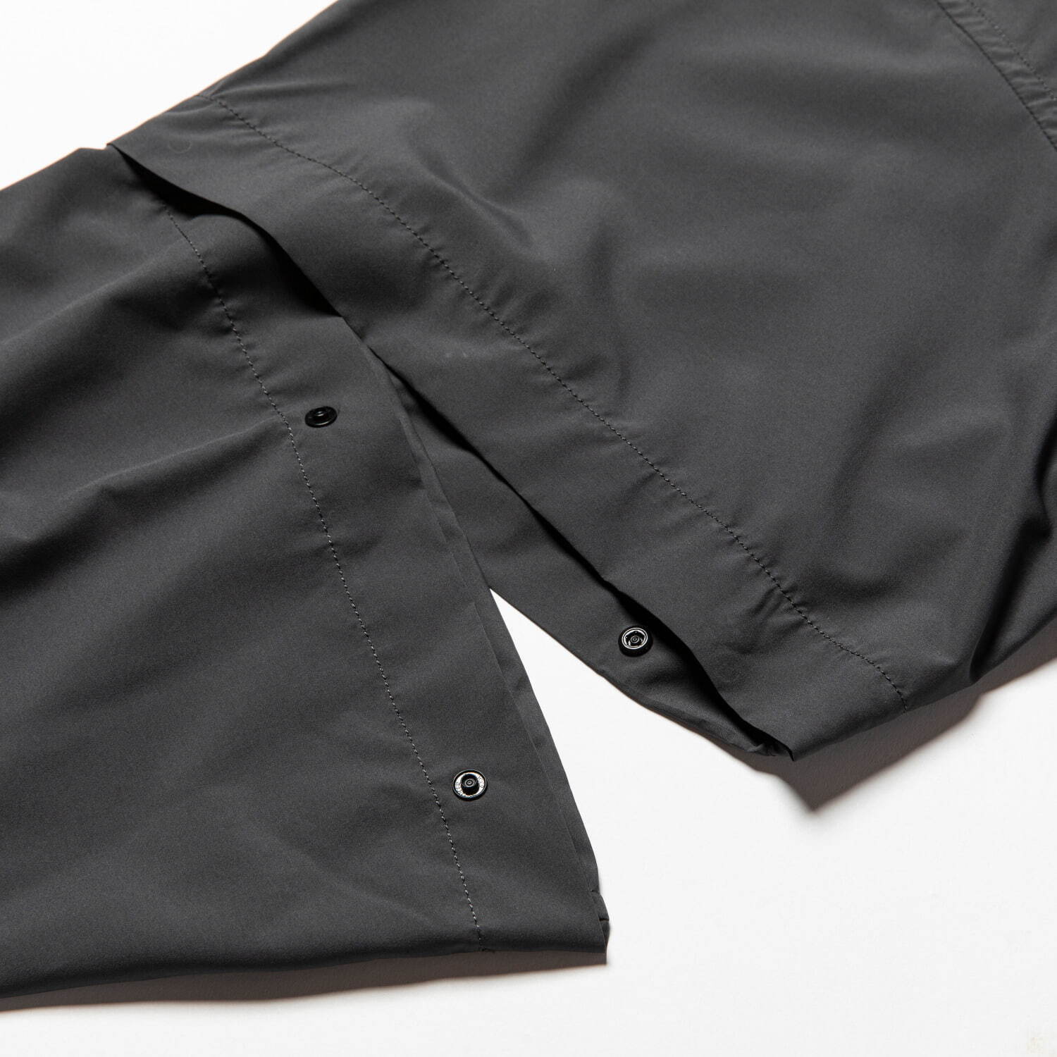 ミーンズワイル新作2WAYシャツ、取り外し可能な袖パーツ＆撥水透湿の機能性素材で｜写真10