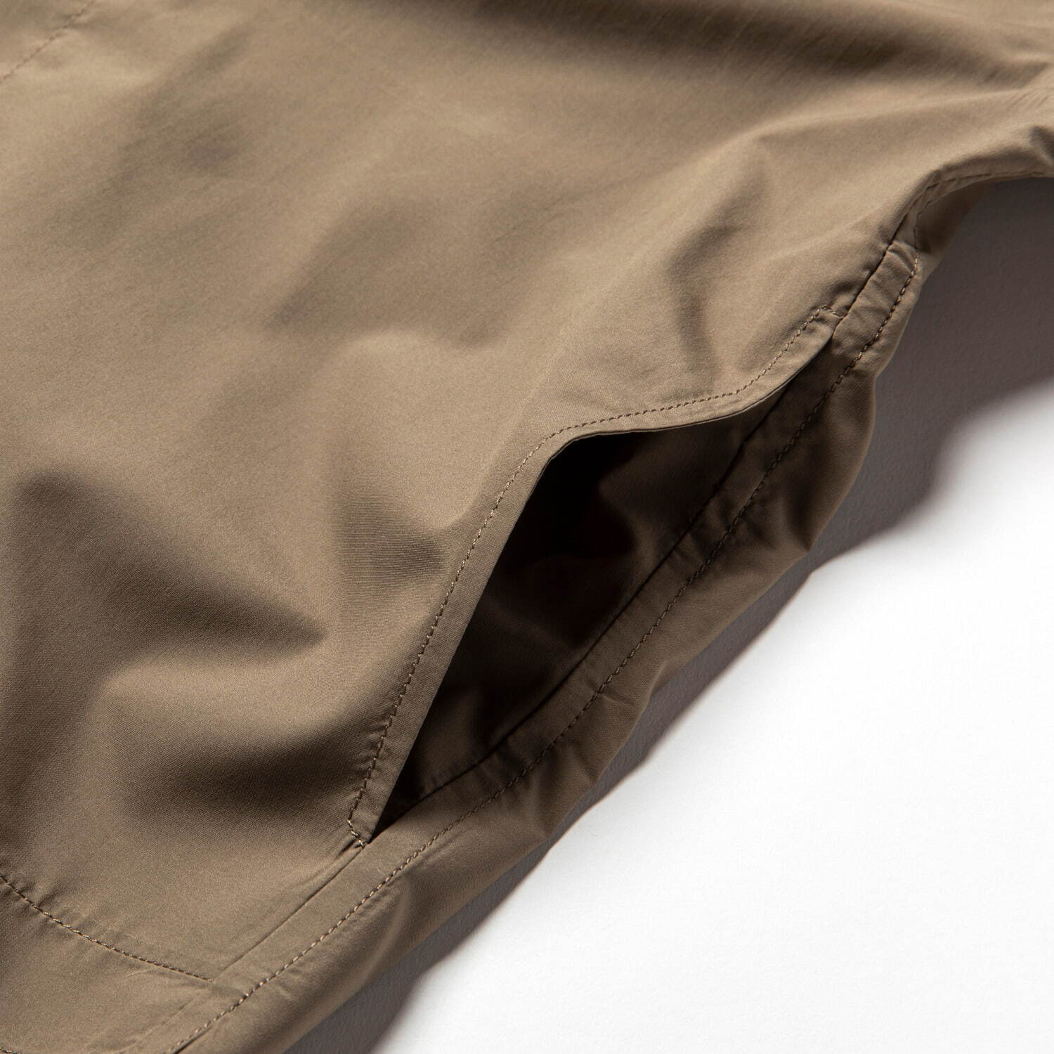 ミーンズワイル新作2WAYシャツ、取り外し可能な袖パーツ＆撥水透湿の機能性素材で｜写真1