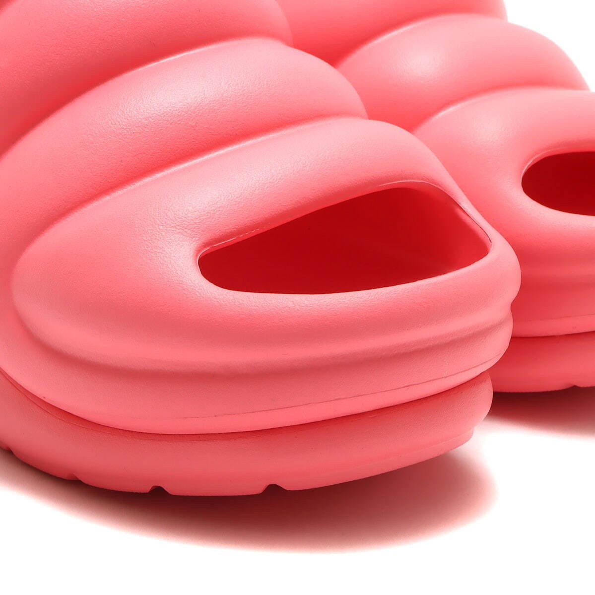 UGG×アトモス“ぷっくり”フォルムの新作サンダル、約7.6cmのウェッジヒール＆快適な履き心地｜写真38