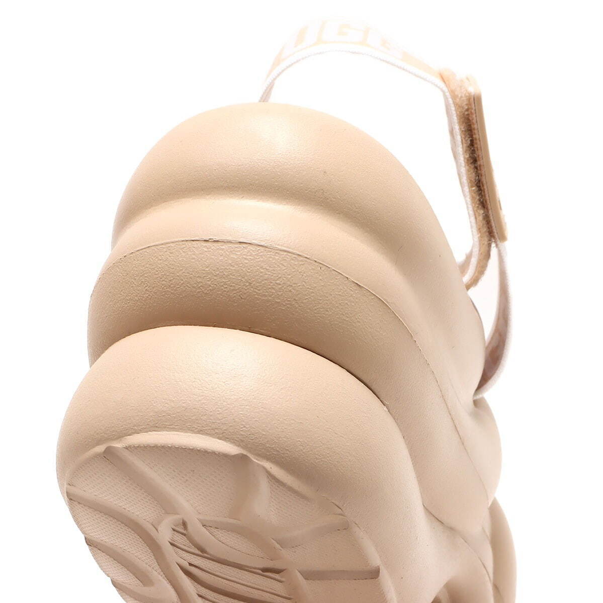 UGG×アトモス“ぷっくり”フォルムの新作サンダル、約7.6cmのウェッジヒール＆快適な履き心地｜写真31