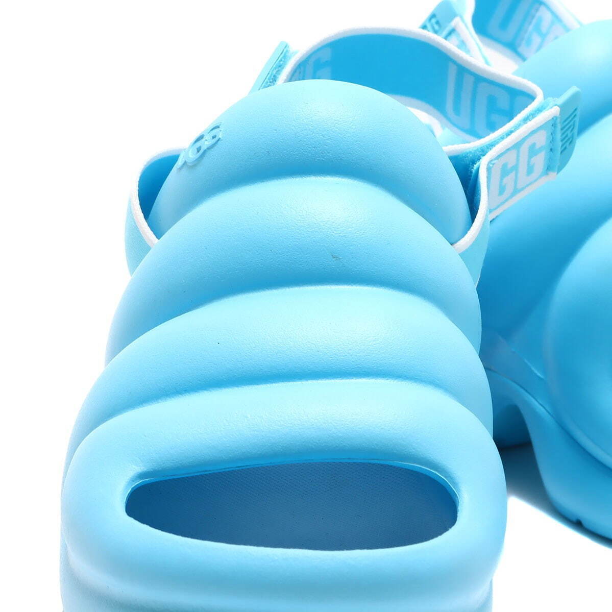 UGG×アトモス“ぷっくり”フォルムの新作サンダル、約7.6cmのウェッジヒール＆快適な履き心地｜写真5