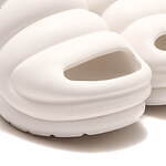 UGG×アトモス“ぷっくり”フォルムの新作サンダル、約7.6cmのウェッジヒール＆快適な履き心地｜写真24