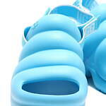 UGG×アトモス“ぷっくり”フォルムの新作サンダル、約7.6cmのウェッジヒール＆快適な履き心地｜写真5