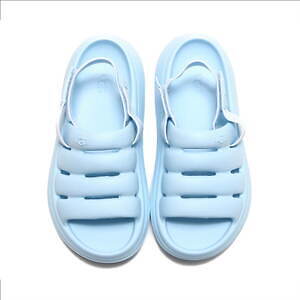 UGG×アトモス“ぷっくり”フォルムの新作サンダル、約7.6cmのウェッジヒール&快適な履き心地|写真49