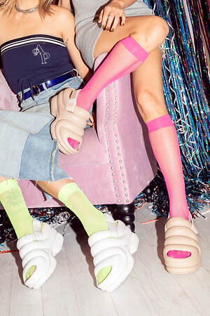 UGG×アトモス“ぷっくり”フォルムの新作サンダル、約7.6cmのウェッジヒール&快適な履き心地|写真80