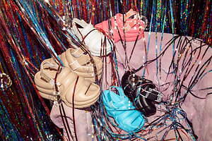 UGG×アトモス“ぷっくり”フォルムの新作サンダル、約7.6cmのウェッジヒール&快適な履き心地|写真84