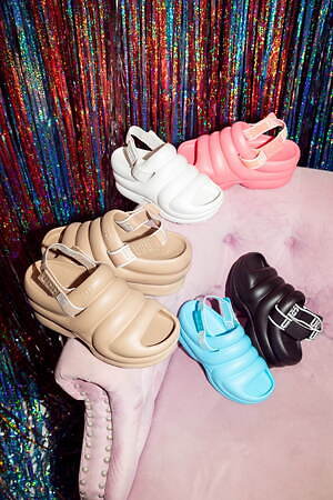 UGG×アトモス“ぷっくり”フォルムの新作サンダル、約7.6cmのウェッジヒール&快適な履き心地|写真82